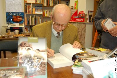 André Feuillerat dédicaçant son livre.